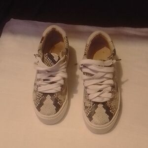 Gray and White Sneakers for Everyday Comfort